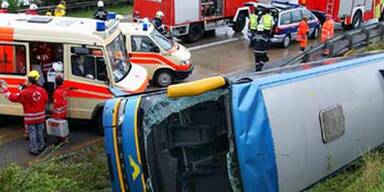 Reisebus auf der A9 umgekippt