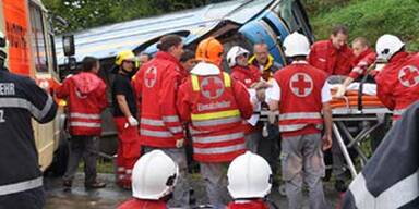 Reisebus auf der A9 umgekippt