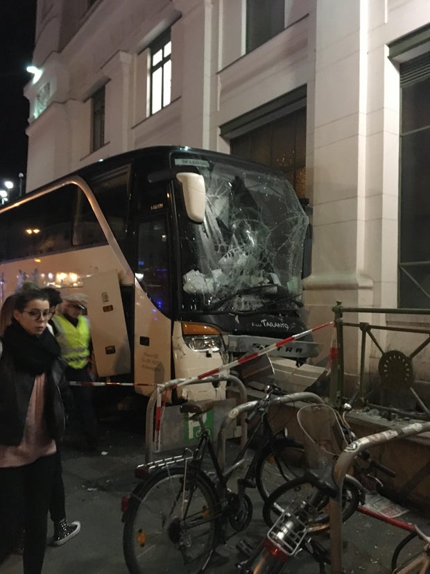 Reisebus knallt in U6-Station in Wien