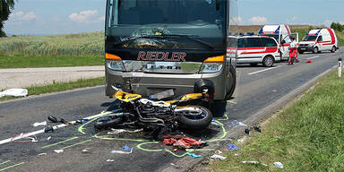 Biker kracht in Schulbus 