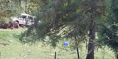 Schulbus stürzt ab: 5 Kinder verletzt