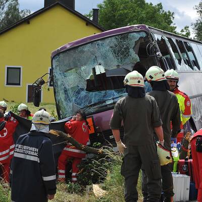Autobus mit vier Kindern in St. Pölten verunglückt