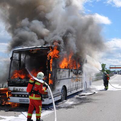 Vollbrand eines Reisebusses bei Wiener Neudorf 