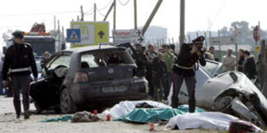 Auto raste in Bushaltestelle - fünf Tote