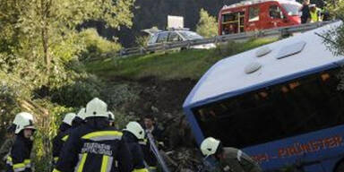 17 Kinder bei Busunfall auf A10 verletzt