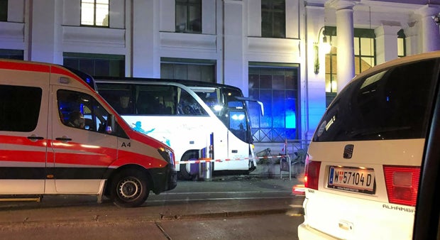 Reisebus knallt in U6-Station in Wien