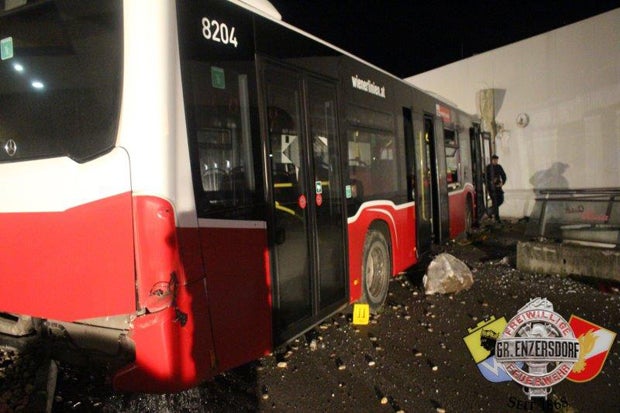 Linienbus 26A crasht außer Kontrolle in Hauswand