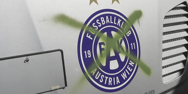 Nagelneuer Austria-Bus in Ried beschmiert