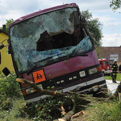 Autobus mit vier Kindern in St. Pölten verunglückt