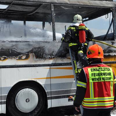 Vollbrand eines Reisebusses bei Wiener Neudorf 