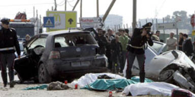 Auto raste in Bushaltestelle - fünf Tote