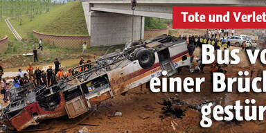 Bus von einer Brücke gefallen
