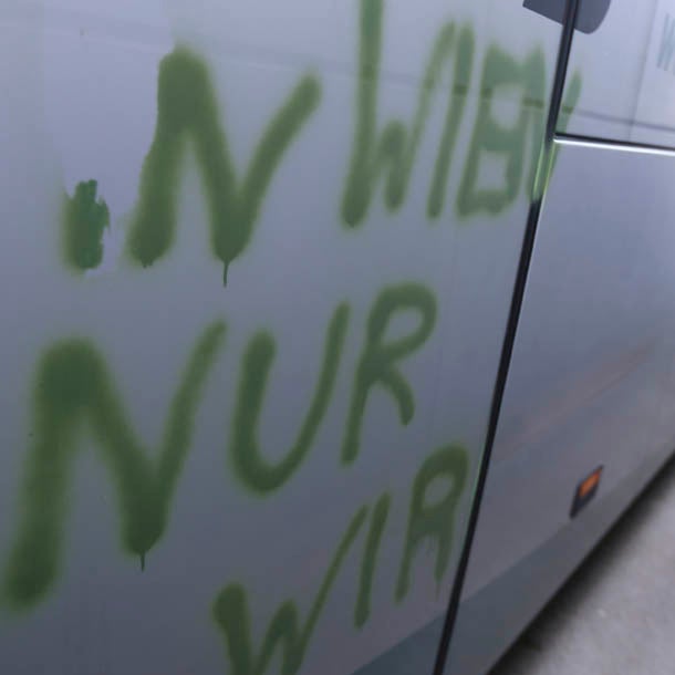 Nagelneuer Austria-Bus in Ried beschmiert
