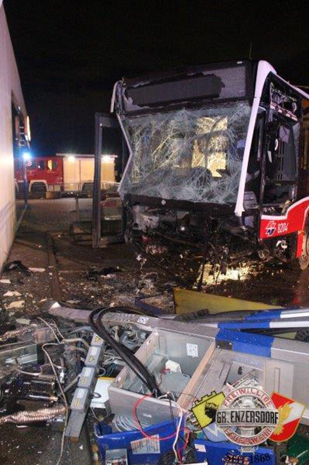 Linienbus 26A crasht außer Kontrolle in Hauswand