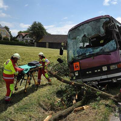 Autobus mit vier Kindern in St. Pölten verunglückt