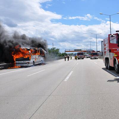 Vollbrand eines Reisebusses bei Wiener Neudorf 