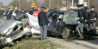 Auto raste in Bushaltestelle - fünf Tote