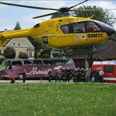 Autobus mit vier Kindern in St. Pölten verunglückt