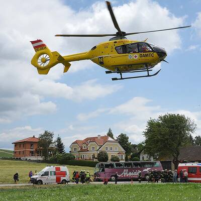 Autobus mit vier Kindern in St. Pölten verunglückt