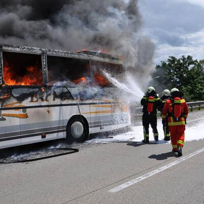 Vollbrand eines Reisebusses bei Wiener Neudorf 