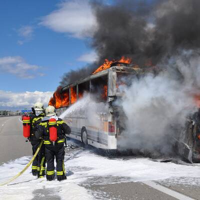Vollbrand eines Reisebusses bei Wiener Neudorf 