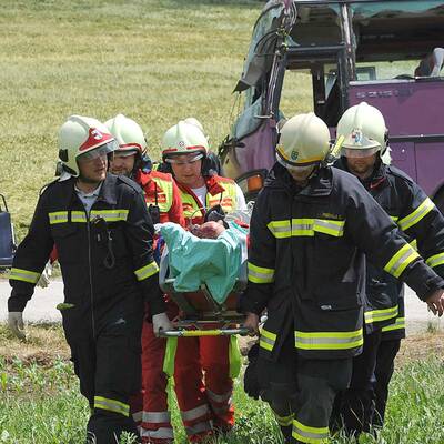 Autobus mit vier Kindern in St. Pölten verunglückt