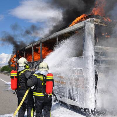 Vollbrand eines Reisebusses bei Wiener Neudorf 