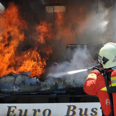 Vollbrand eines Reisebusses bei Wiener Neudorf 