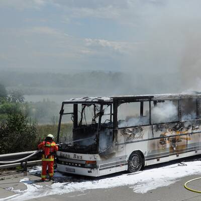 Vollbrand eines Reisebusses bei Wiener Neudorf 