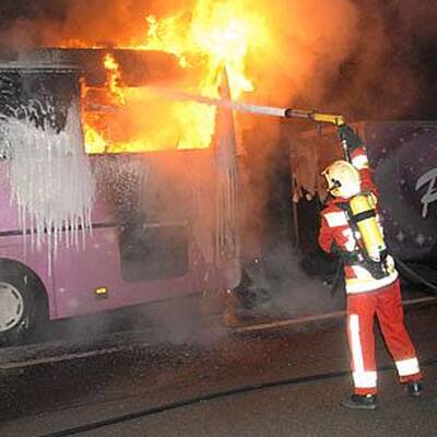 Reisebus geht auf A21 in Flammen auf
