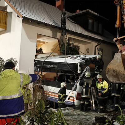 Bus kracht in Wohnhaus - Zwei Tote