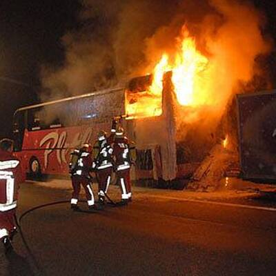 Reisebus geht auf A21 in Flammen auf
