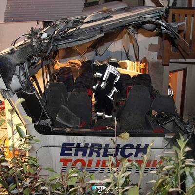 Bus kracht in Wohnhaus - Zwei Tote