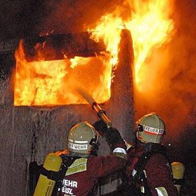 Reisebus geht auf A21 in Flammen auf