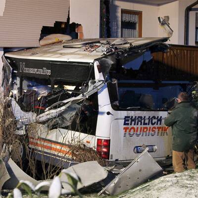 Bus kracht in Wohnhaus - Zwei Tote