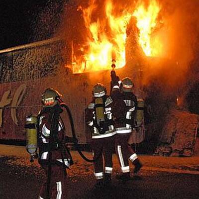 Reisebus geht auf A21 in Flammen auf