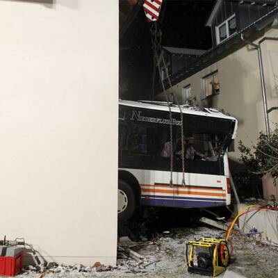 Bus kracht in Wohnhaus - Zwei Tote