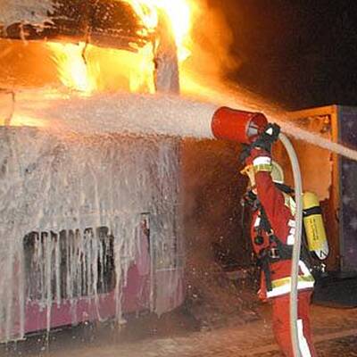 Reisebus geht auf A21 in Flammen auf