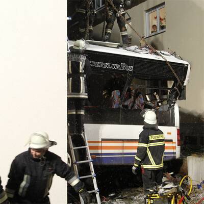 Bus kracht in Wohnhaus - Zwei Tote