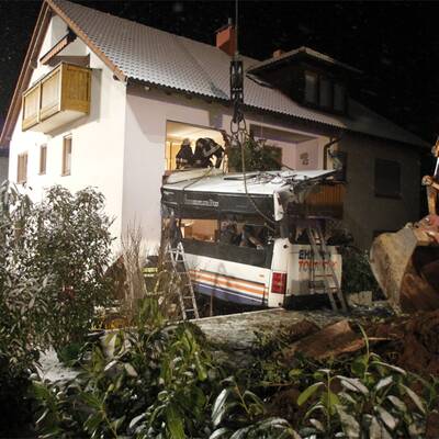 Bus kracht in Wohnhaus - Zwei Tote