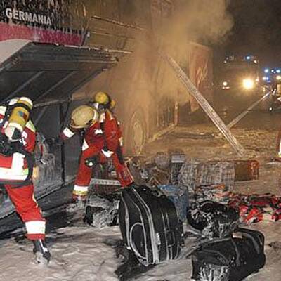 Reisebus geht auf A21 in Flammen auf