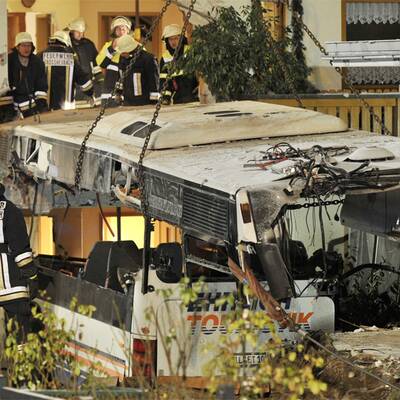 Bus kracht in Wohnhaus - Zwei Tote