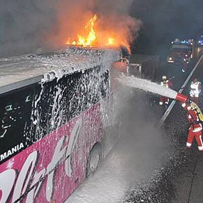 Reisebus geht auf A21 in Flammen auf