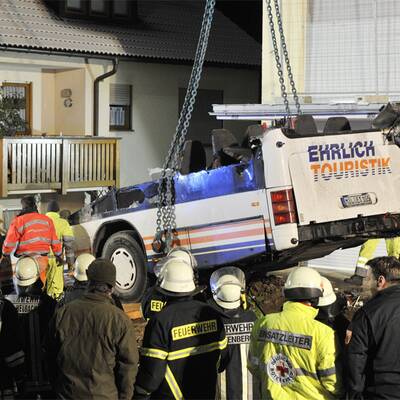 Bus kracht in Wohnhaus - Zwei Tote