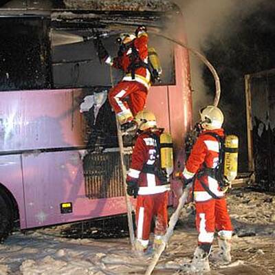 Reisebus geht auf A21 in Flammen auf