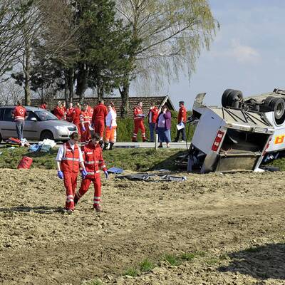 Bilder vom Schulbusunfall in Schwand