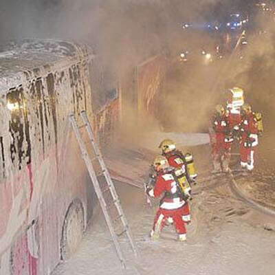 Reisebus geht auf A21 in Flammen auf