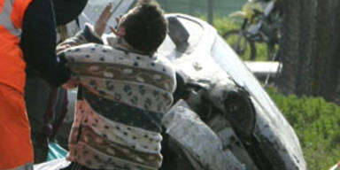 Auto raste in Bushaltestelle - fünf Tote