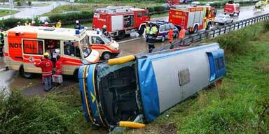 Reisebus auf der A9 umgekippt