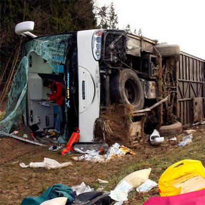 Bus kippt auf Westautobahn um